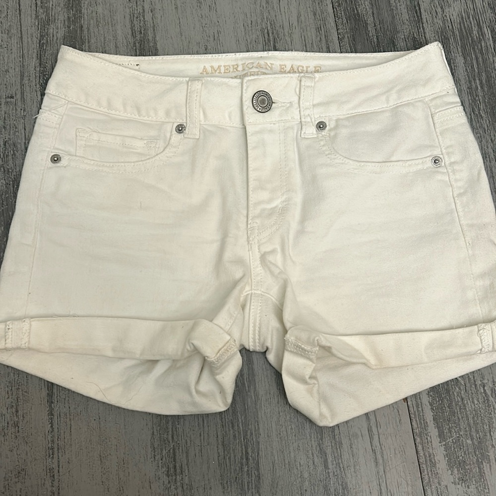 Woman’s white AE American Eagle midi sz size 4 Jean shorts